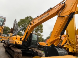 Excavadora Usada Hyundai 220HD 220LC-9S Modelo 2023 con Motor Cummins, Cucharón de 1.2m, Bomba y Rodamientos Originales de Corea en Venta - Product Image 2