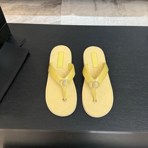 Sandales tongs plates pour <span class=keywords><strong>femme</strong></span> en <span class=keywords><strong>cuir</strong></span> mat avec décorations métalliques dorées, fines brides, semelle souple antidérapante, bout ouvert, collection été 2026 - Product Image 4