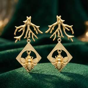 Boucles d'oreilles pendantes Abeille Corail Doré Mat à Branches, Cadre Diamanté, Abeille Sculptée, en Laiton Plaqué Or 18K, pour Mariage et Fiançailles - Product Image 2