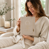 Carnet de Prières LABON en Cuir Végétalien Beige Sable avec Croix Dorée, Couverture Rigide, Coffret Cadeau