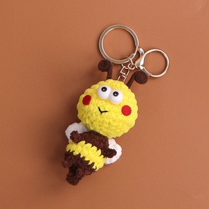 Producto Terminado: Adorables Adornos de Ganchillo Hechos a Mano de Ranas y Abejas Pequeñas, Pequeños Regalos de Cumpleaños - Product Image 2