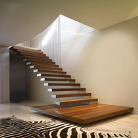 Escalier mural flottant sur mesure avec marches en bois visuelles pour villa de luxe à plan ouvert