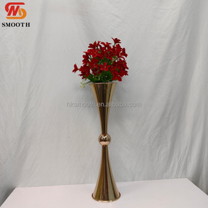 Vase en métal doré élégant et noble, grand, pour centre de table de mariage, support de fleurs fin - Product Image 1