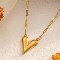 Collier vintage multi-couches avec pendentif cœur soleil, surface métallique polie, chaîne mixte fine et épaisse, bijou pour le quotidien