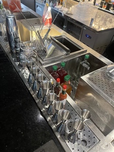 กระจกเคาน์เตอร์บาร์โรงแรมหรูสั่งทำพิเศษ สแตนเลส พร้อมชั้นวางโชว์และโลโก้ - Product Image 6