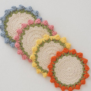 Posavasos Redondos de Ganchillo Hechos a Mano con Borde Floral en Azul, Rosa, Amarillo y Naranja, Tapetes de Tela para Tazas, Decoración del Hogar y Regalos - Product Image 1