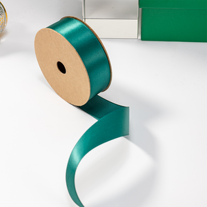 <span class=keywords><strong>Cinta</strong></span> de <span class=keywords><strong>Raso</strong></span> Brillante de Poliéster al por Mayor, Rollo de 38 mm (1.5 Pulgadas), Personalizable, 50 Yardas, 196 Colores, <span class=keywords><strong>Verde</strong></span> Oscuro para Rosas Eternas - Product Image 3
