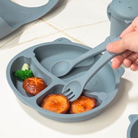 Ensemble d'ustensiles alimentaires en silicone souple pour bébé Boîte à lunch transfrontalière Bavoir et tasse d'eau Ensemble d'alimentation avec cuillère d'apprentissage pour manger le dîner