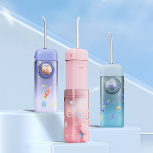 Niños 120ml Mini Flosser de agua portátil para <span class=keywords><strong>irrigador</strong></span> bucal con muñeca 3D impermeable IPX7 blanqueamiento de dientes para el hogar al por mayor - Product Image 1