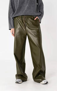 <span class=keywords><strong>Pantalon</strong></span> droit en similicuir personnalisé pour <span class=keywords><strong>femme</strong></span> |   <span class=keywords><strong>Pantalon</strong></span> en similicuir à la coupe décontractée et ajustée pour un look élégant et sans effort - Product Image 3