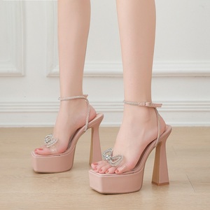 Sandalias de tacón súper alto con tacón grueso y hebilla de una sola tira, con diamantes de imitación transparentes y lazo de lujo, novedad 2023 - Product Image 4