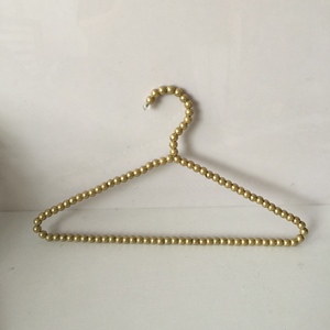 Ingrosso adorabile moda moderna brillante fatto a mano con perla di plastica appendiabiti da sposa per la visualizzazione in Boutique - Product Image 2