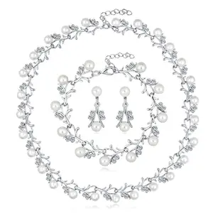 Set di gioielli con bracciale in lega d'argento e strass da sposa con collana di perle in stock