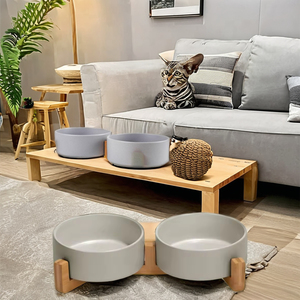 Productos para Mascotas Más Vendidos, Soporte para Dos Tazones con Marco de Madera y Comederos de Cerámica - Product Image 1