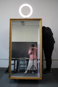 Photomaton 70 pouces écran tactile Lcd fête fournisseur selfie numérique Magic Mirror Shot photomaton - Product Image 3