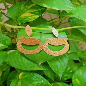 Pendientes de tuerca de latón con forma de flor de hoja elegante chapados en oro personalizados para mujer, joyería minimalista de F S International - Product Image 1