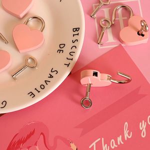 Mini cadenas en métal vintage en forme de coeur sac valise boîte à bagages serrure à clé avec clé - Product Image 6