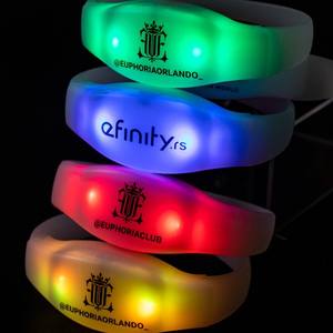 कस्टम लोगो 4 के नेतृत्व वाली फ्लैशिंग dmx नियंत्रण सिलिकॉन रिस्टबैंड प्रोग्रामेबल रिमोट नियंत्रित ब्रेसलेट - Product Image 6