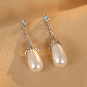 Boucles d'oreilles longues tendance pour femme en laiton plaqué or, motif géométrique, imitation perle, style français luxueux et élégant, en verre trempé - Product Image 3