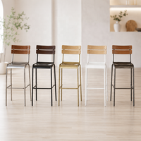 Tabouret de bar moderne de style nordique en métal brossé et bois hybride, avec dossier à 2 lattes courbes, détails rivetés et repose-pieds, hauteur de comptoir