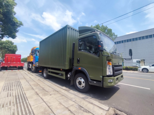 Camion utilitaire Howo à conduite à droite, 5 tonnes, caisse fermée, personnalisable avec hayon hydraulique relevable, camion de livraison de bananes - Product Image 2