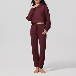 Ensemble de survêtement décontracté OEM pour <span class=keywords><strong>femme</strong></span>, 2 pièces en <span class=keywords><strong>velours</strong></span> côtelé, avec logo personnalisé, comprenant un sweat à capuche court et un <span class=keywords><strong>pantalon</strong></span> de jogging taille haute à cordon de serrage - Product Image 1