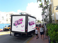 Grande publicité extérieure LED Affichage mobile d'attelage de remorque de camion Écran LED publicitaire sur remorque avec panneaux solaires