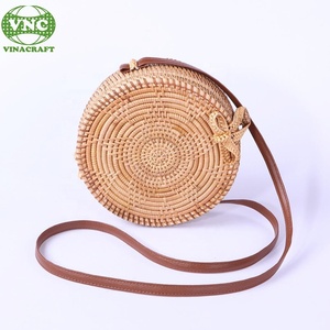 Sac de plage à bandoulière en paille tissée pour femmes Style rotin avec centre en céramique et couverture à motifs Sacs à main élégants - Product Image 3