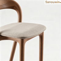 Tabouret de bar rembourré en chêne massif avec repose-pieds en métal, chaise de bar pour îlot de cuisine au dossier incurvé de style minimaliste nordique