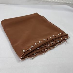 Écharpe polyvalente pour femme avec détails en perles et couleurs unies, notamment blanc, rose, gris, vert et rouge - Product Image 5