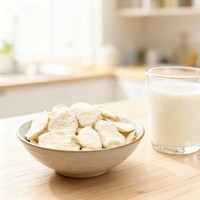 Diepvriesgedroogde perenplakjes, rijk aan vezels en vitaminen, voor de productie van producten voor de spijsvertering en welzijn.