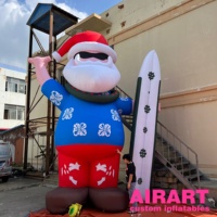 Le Père Noël gonflable portant une chemise pour l'activité de surf carré Décoration de Noël