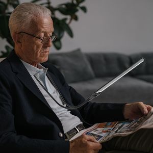 <span class=keywords><strong>Loupe</strong></span> <span class=keywords><strong>de</strong></span> poche et <span class=keywords><strong>de</strong></span> cou avec LED pour personnes âgées, grandes lentilles ultra-claires à haute transmission, pour la <span class=keywords><strong>lecture</strong></span> et les personnes malvoyantes - Product Image 2