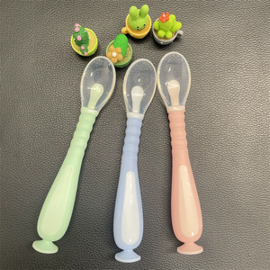 La cuchara de succión de silicona sin BPA se puede doblar 360 ° con caja de almacenamiento <span class=keywords><strong>para</strong></span> bebés pequeños que alimentan la vajilla de comedor - Product Image 5