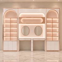 Meuble mural arqué de luxe avec étagères rétroéclairées par LED, bureau de vanité blanc crème et or champagne, vitrine de bijouterie pour boutique