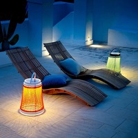 Chaises empilables d'extérieur modernes en teck naturel durable avec coussins pour se détendre dans la cour, design ondulé s'adaptant à la forme du corps