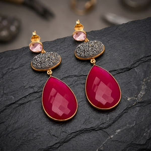 Nouveauté : Boucles d'oreilles pendantes tendance en quartz fuchsia, argent sterling et plaqué or 14 carats - Product Image 3