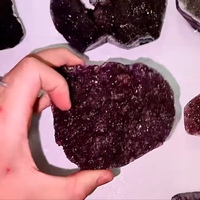 Vente en gros de grappes de géodes d'améthyste naturelle sculptées de Chine, de forme irrégulière et avec de petits cristaux de druse, pour la décoration intérieure