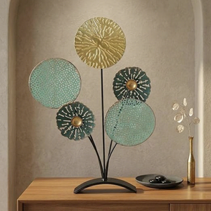 Sculpture murale florale en métal faite à la main avec des motifs de pétales ronds multicolores et des accents dorés pour la maison, le salon, la table - Product Image 3