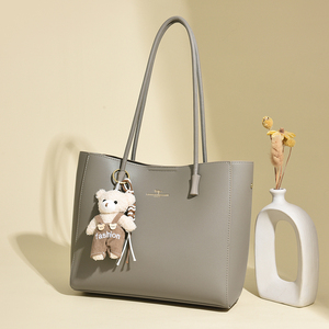 Sac à bandoulière simple grande capacité pour femme, sac messager de haute qualité avec pendentif petit ours mignon, sac fourre-tout pour femme - Product Image 5