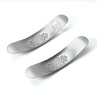 RVS knoflookpers, gebogen wiegende knoflookpers met flesopener, handmatige knoflookknijper, keukenhulpje