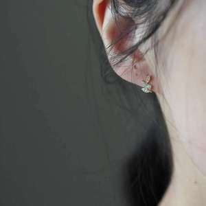 Pendiente de rama de estudiante femenino personalizado al por mayor con pequeño taladro de circón estilo de aro de hoja de oro de 9K para fiesta en la parte de la Occasions-KJ224 - Product Image 3