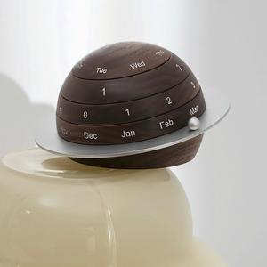 <span class=keywords><strong>Calendrier</strong></span> rotatif en bois vintage créatif personnalisé, <span class=keywords><strong>calendrier</strong></span> <span class=keywords><strong>de</strong></span> bureau en bois <span class=keywords><strong>de</strong></span> haute qualité en forme <span class=keywords><strong>de</strong></span> planète, décoration pour la maison et le bureau - Product Image 5