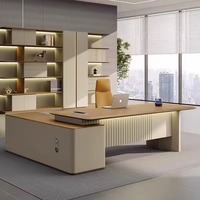 Bureau de direction en forme de L, couleur noyer clair et blanc crème, bureau de luxe avec armoire de rangement et pieds LED pour PDG