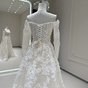Vestido de Novia Elegante y Moderno Xx101, Estilo Princesa, con Hombros Descubiertos, Apliques Florales 3D, Espalda Descubierta y Cola de Capilla - Product Image 4