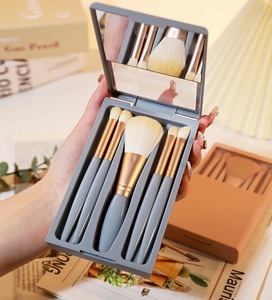 Ensemble de 5 pinceaux de maquillage professionnels de voyage miniatures avec poils en rayonne et nylon ondulé, couleurs rose/bleu/abricot, étui et miroir - Product Image 3