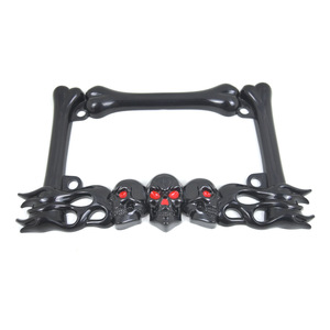 Cadre de plaque d'immatriculation de moto en alliage de zinc, motif crâne et flammes, yeux rouges, argent et noir - Product Image 3