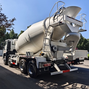HOWO 8x4 14 Kubieke Meter Zware Cementmixer Transportvoertuig Betonmixer Tankwagen voor Bouwprojecten - Product Image 1