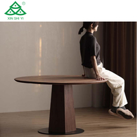 Ensemble table et chaises rondes en bois massif sur mesure XINSHIYI pour mobilier de restaurant, tailles et couleurs personnalisées, durable et écologique