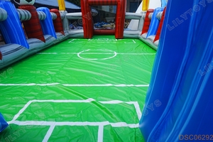 Terrain de football gonflable commercial avec buts pour enfants et adultes, idéal pour événements extérieurs et activités de team building - Product Image 6